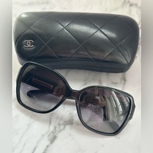 CHANEL sunglasses. Glamorous Black with cream logo.